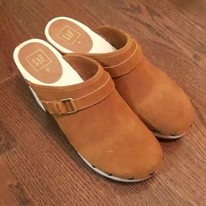 ποΈ NWOT GAP suede slides